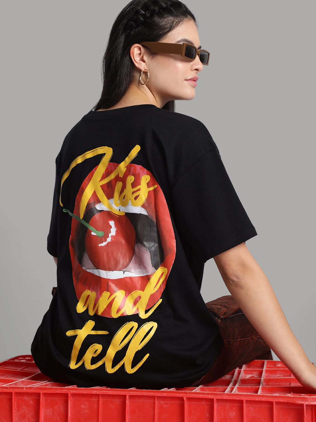 Women Black 'Kiss and Tell' Graphic Print T-shirt