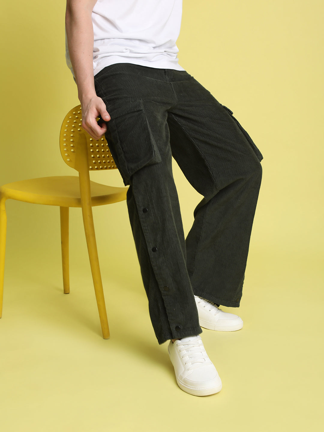 Men Loose Fit Mid-Rise Cotton Cargos Trousers