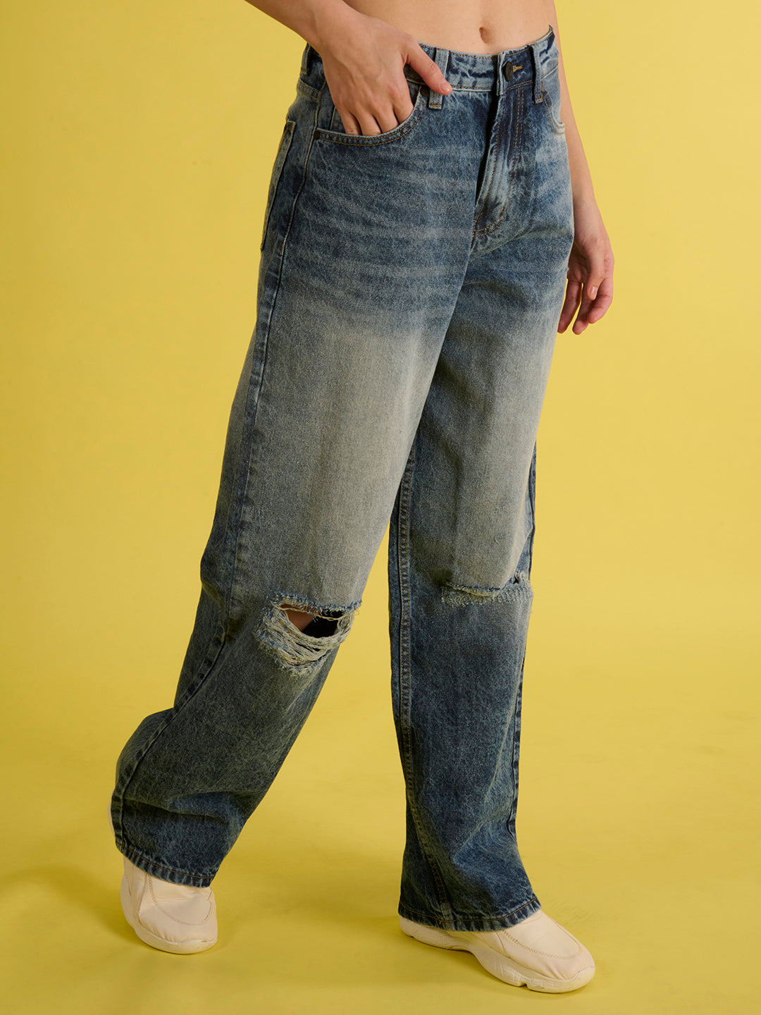 Women Blue Faded Relaxed Fit Knee-Distressed Jeans