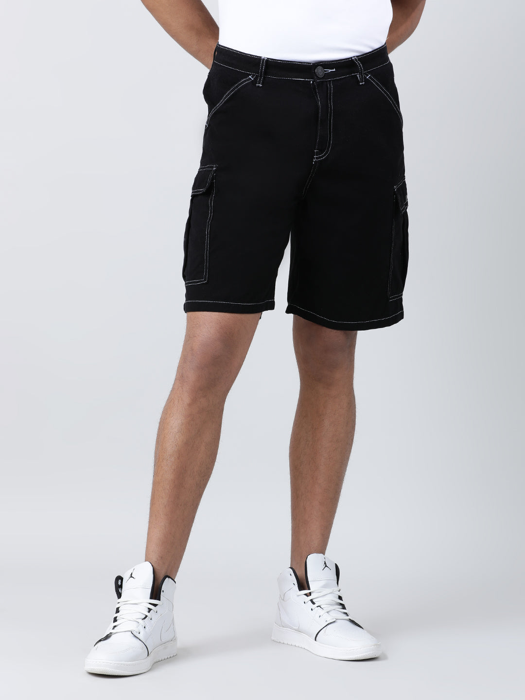 Men Black Relaxed Fit Pure Cotton Solid Cargo Shorts with Contrast Stitch