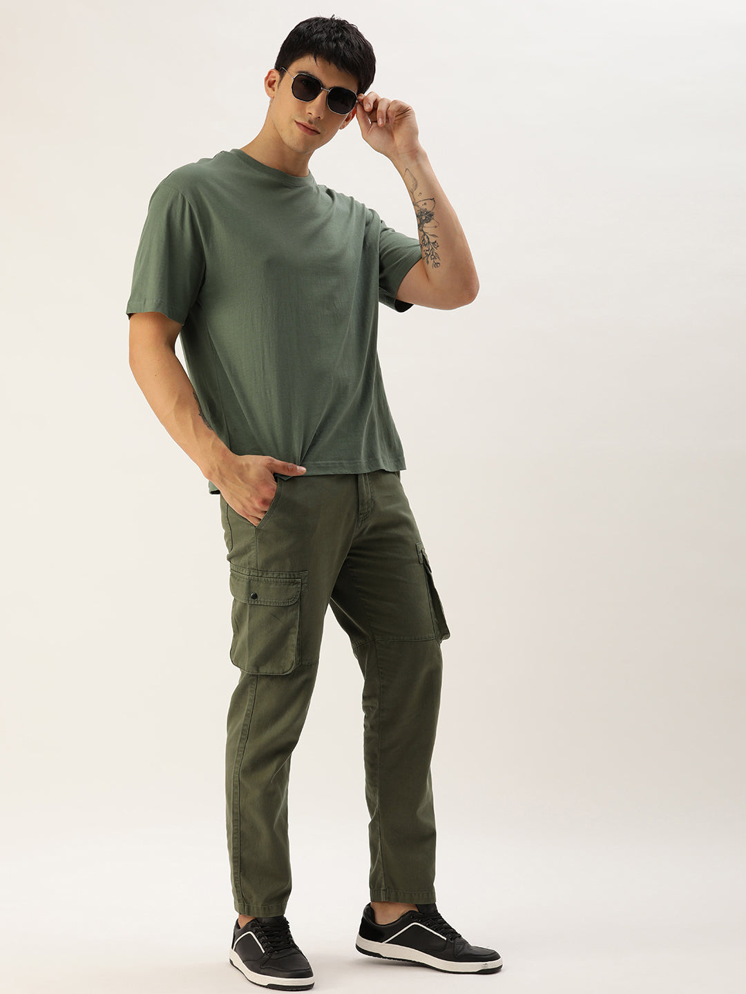 Men Olive Regular Fit Solid Cargo Trouser