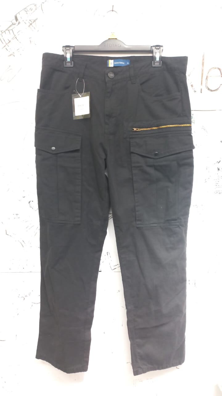 Men Black Relaxed Fit Solid Cargo Trouser